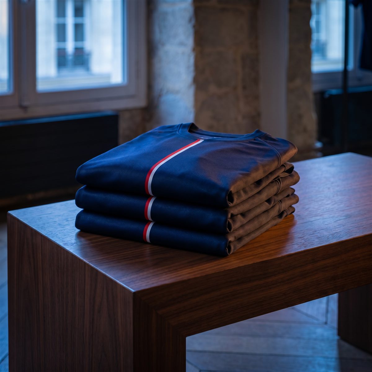 Gevouwen navy PSG shirts met rood-witte middenstreep